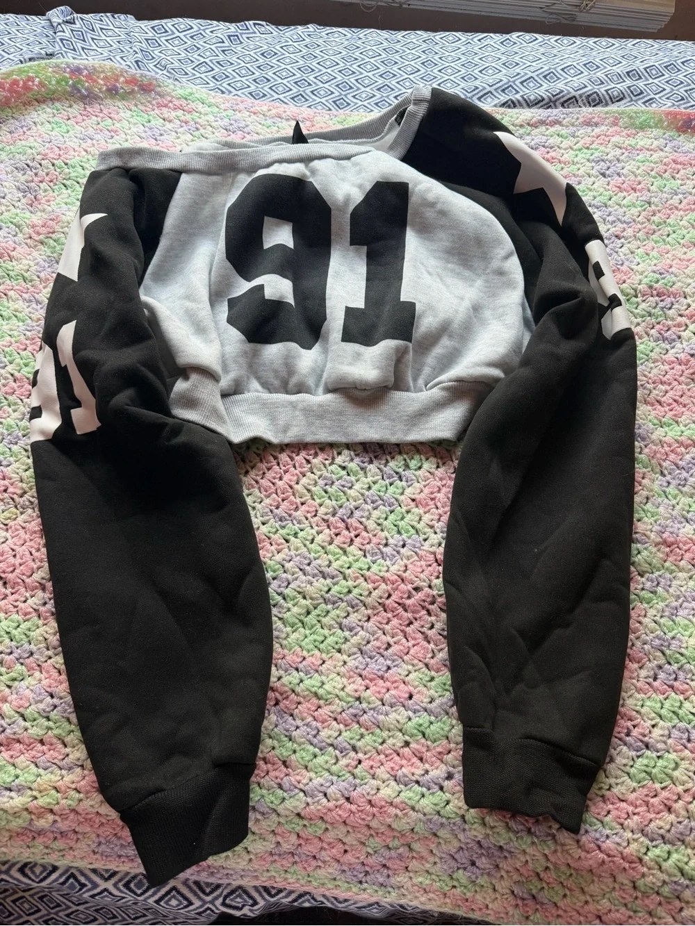Black and Gray '91' Kids Cropped Sweatshirt